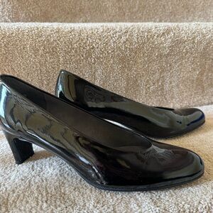 Stuart Weitzman Black Patent Leather  Chicpump Pump size 9.5M